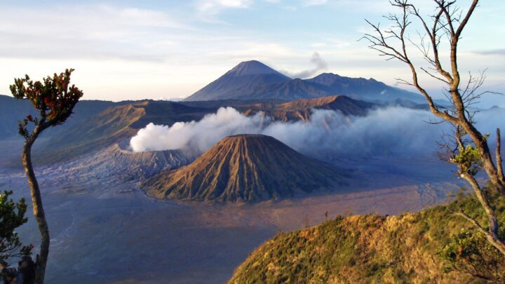 Explorez Java avec Bali Profond: circuits sur mesure et guides francophones