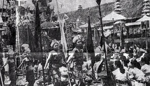 Black and white photo of a large historical Balinese procession for the "eka-dasa-rudra" ceremony at a temple complex.