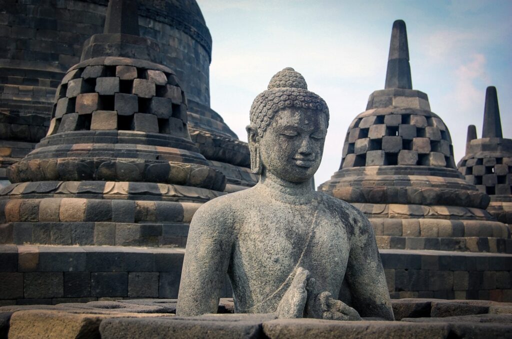 Explorez Java avec Bali Profond: circuits sur mesure et guides francophones