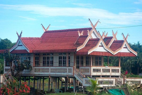 Explorez Sulawesi avec Bali Profond: circuits sur mesure et guides francophones