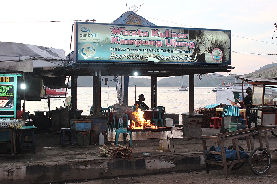 Street_stalls_in_Labuan_Bajo